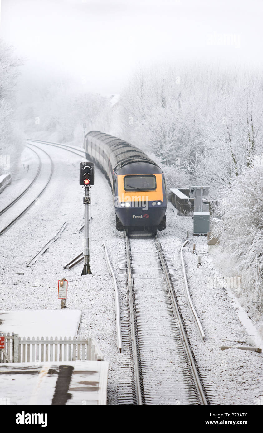A Londra-bound Great Western 125 Express treno arriva alla stazione di Chippenham in un freddo inverni nevosi giorno. Foto Stock