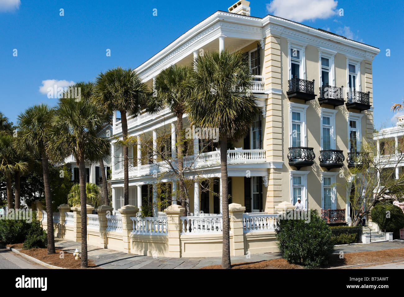 Lungomare storico palazzo in angolo di Sud Est e strade della batteria, Charleston, Carolina del Sud, STATI UNITI D'AMERICA Foto Stock