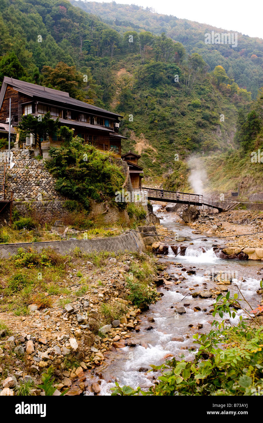 Il Korakukan, un di legno onsen ryokan al di sotto di Jigokudani Monkey Park a Nagano, Giappone Foto Stock