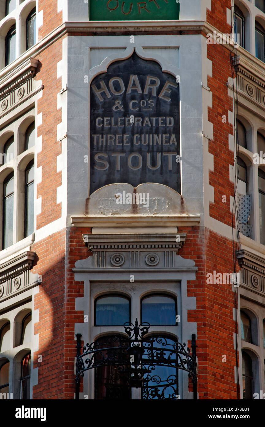 Un vecchio annuncio a Londra per Hoare e Co il celebrato tre guinea stout Foto Stock