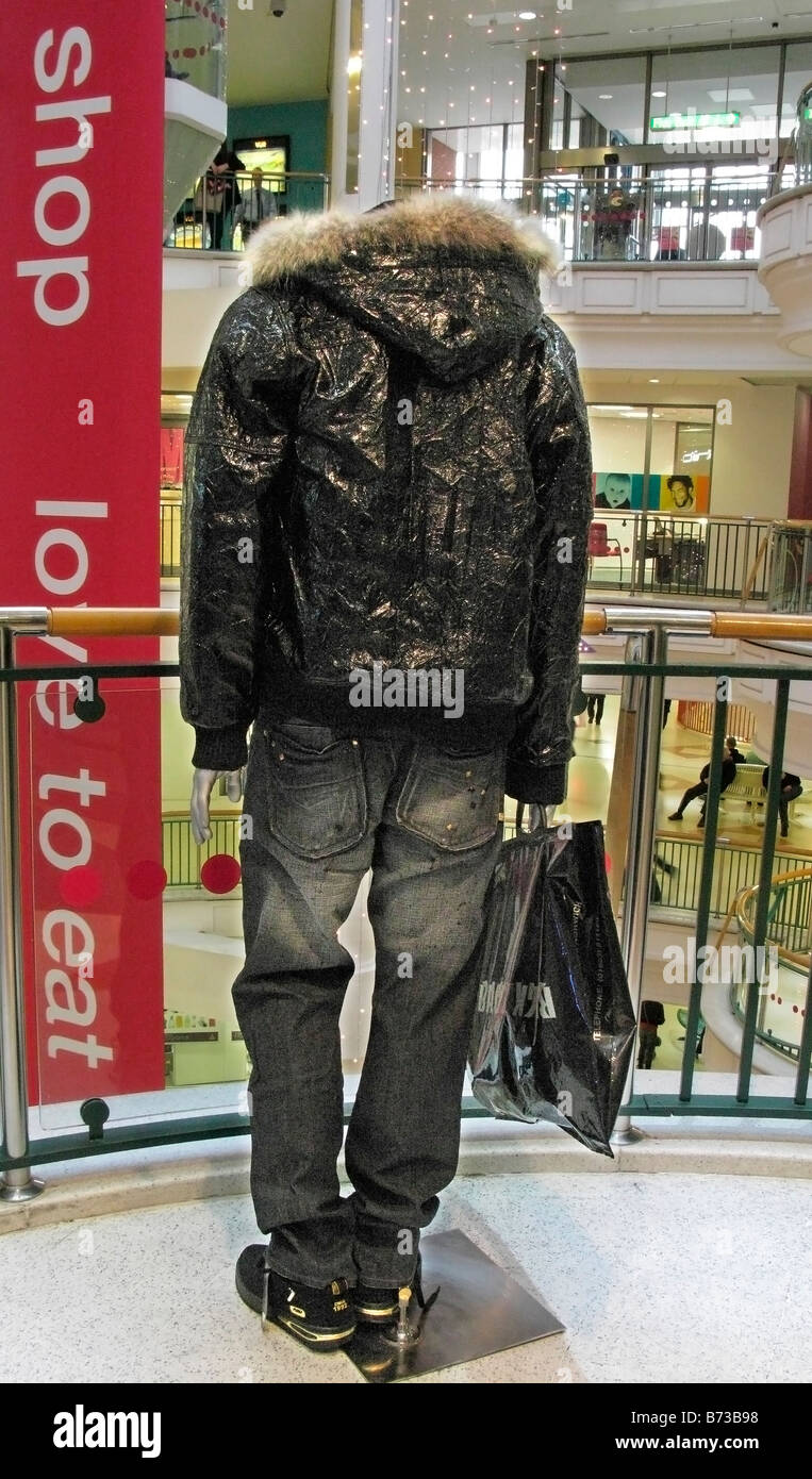Il manichino della shopper su Christnas perion in shopping mall, Norwich, Regno Unito Foto Stock