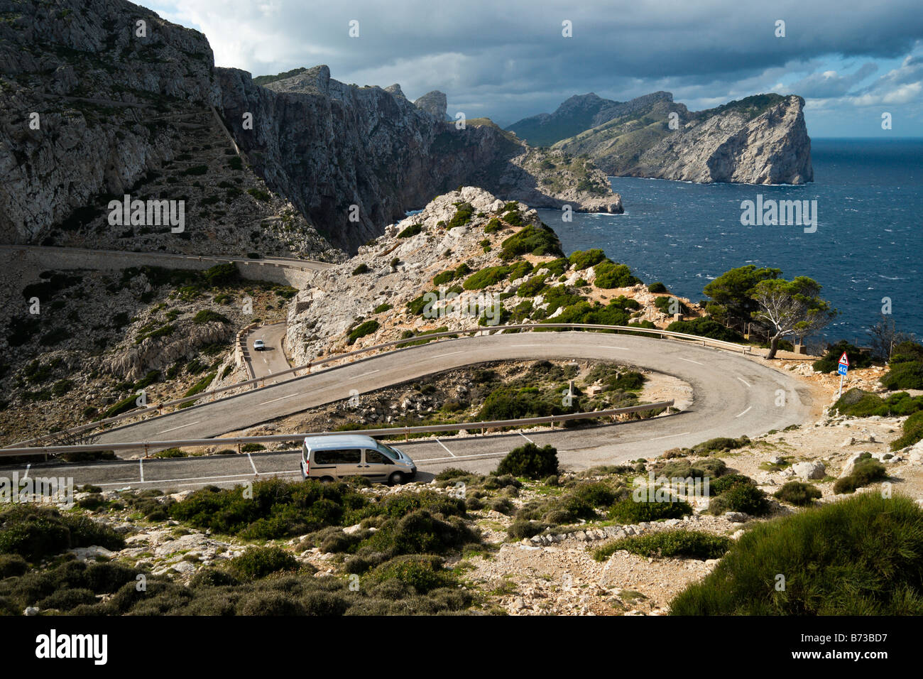 Mallorca Cap de Formentor road con Cap de Catalunya in distanza Foto Stock