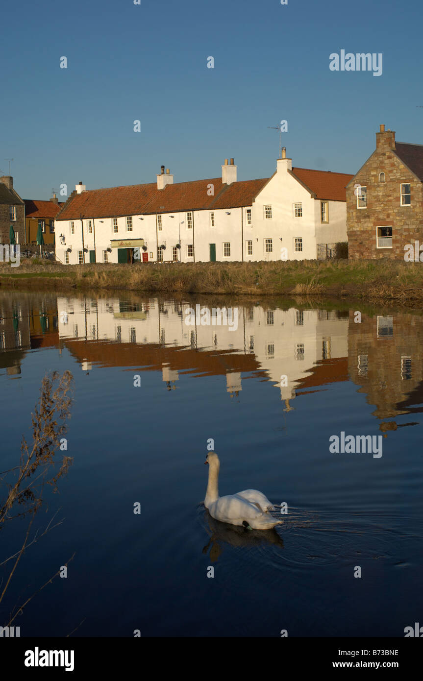 Riflessi sul fiume Tyne a Haddington in East Lothian in Scozia Foto Stock