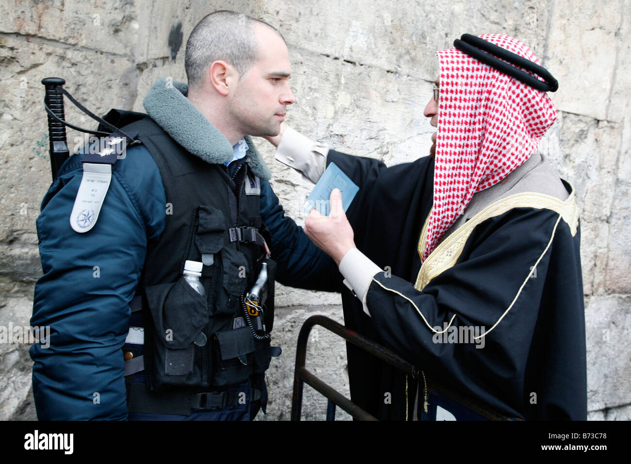 Un musulmano palestinese sostenendo con un poliziotto israeliano dopo essere stato negato l'ingresso alla moschea Al Aqsa in Gerusalemme. Foto Stock