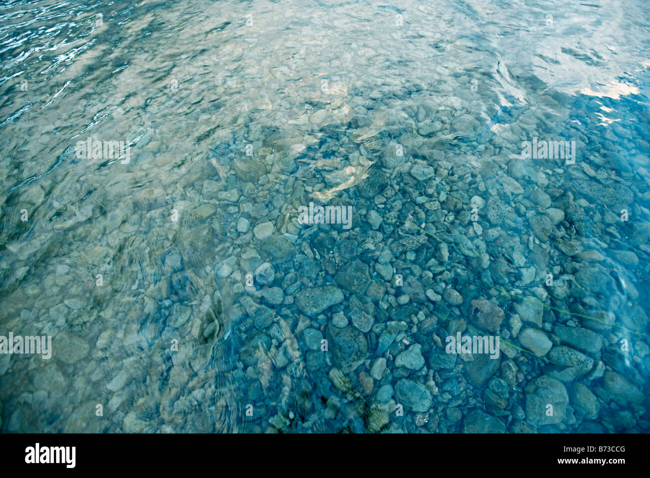 Grandangolari colpo di un poco profondo riverbed Foto Stock