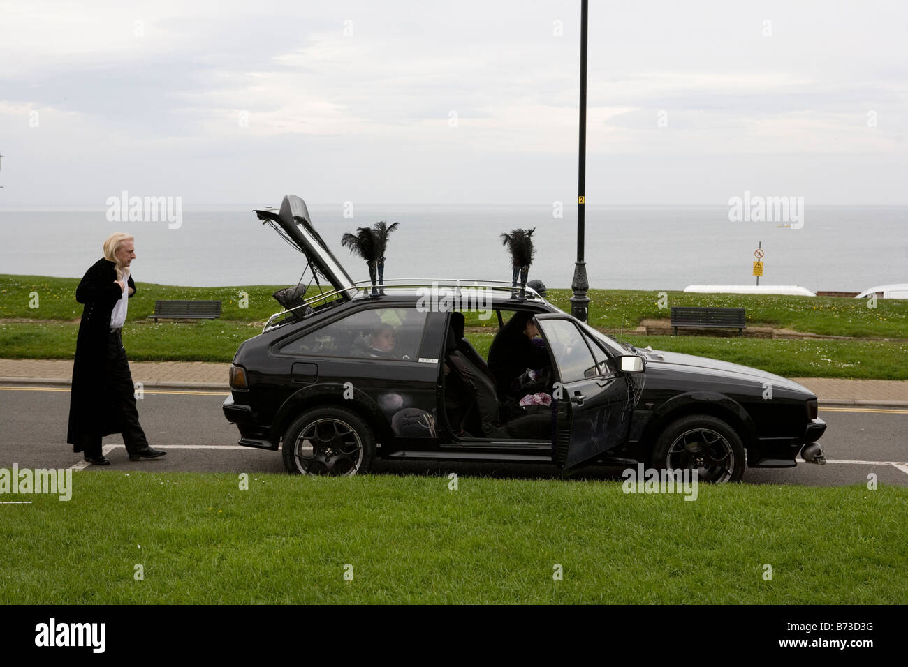 Whitby Goti Festival. Un Goth e la sua famiglia con le loro auto.Goti provenienti da tutta Europa si riuniscono per i Goti festival Foto Stock