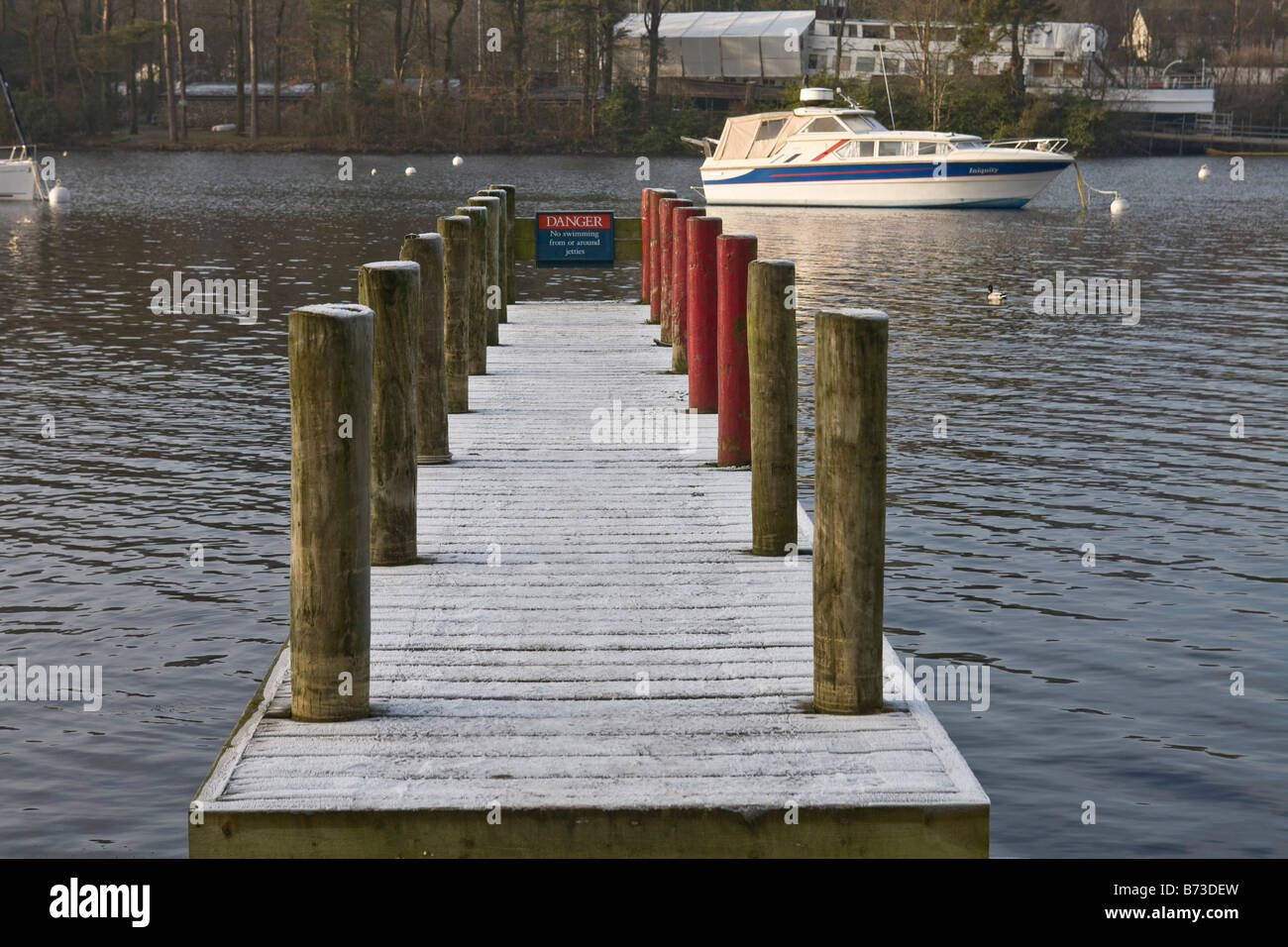Il molo in inverno è sceso a piedi Park, Lago di Windermere, Cumbria, Regno Unito Foto Stock