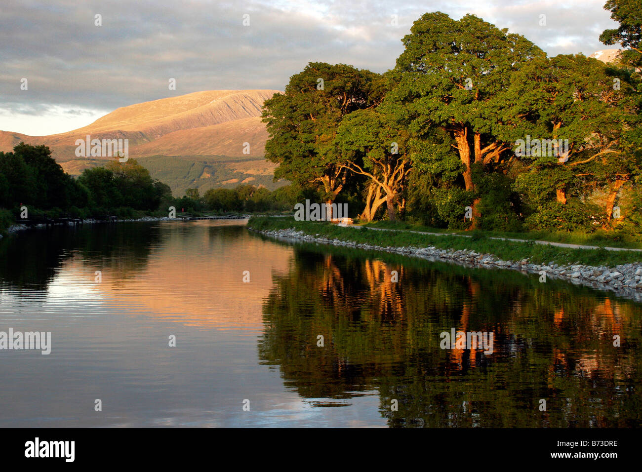 Serata al Caledonian Canal, Corpach vicino a Fort William, altopiani, Scozia Foto Stock