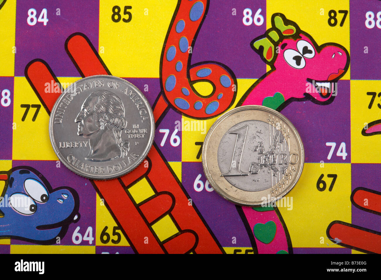 Un Euro monete e noi quarto di dollaro moneta su un serpenti e scale con scheda trimestre sulla scaletta e euro sullo Snake Foto Stock