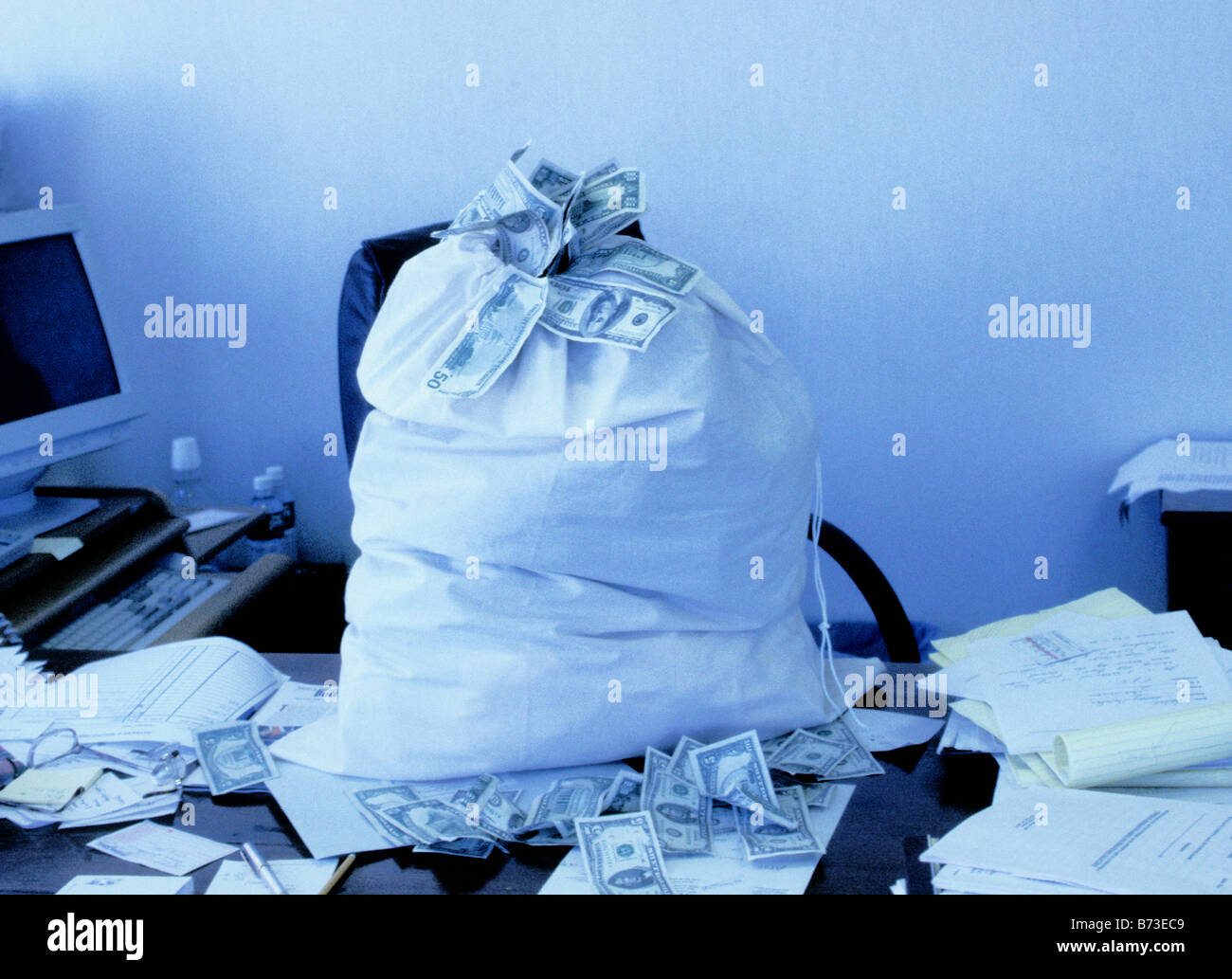 Gonfiaggio Moneybag. Il panico di Wall Street. Economia, cattiva gestione del denaro. Incertezza. Crisi bancaria DEGLI STATI UNITI. Risparmio Foto Stock