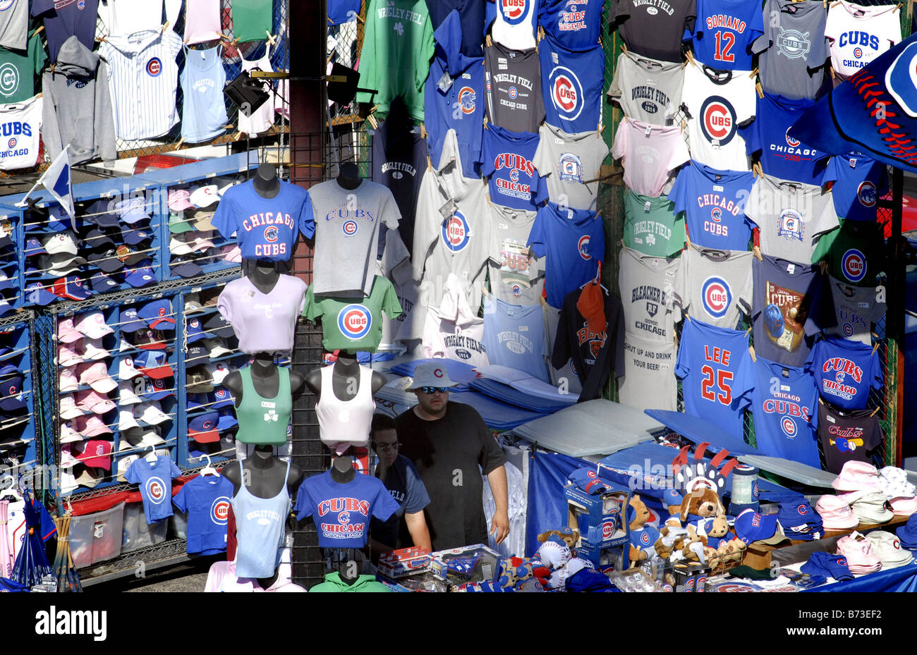 I fornitori al di fuori Wrigley Field a Chicago vendere i cappelli da baseball camicie e negozio di souvenir Foto Stock