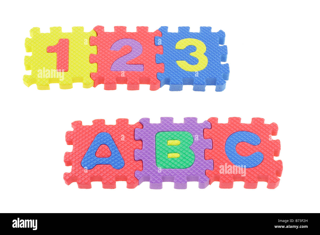 Puzzle colorato blocchi con 123 e ABC disposti su sfondo bianco Foto Stock