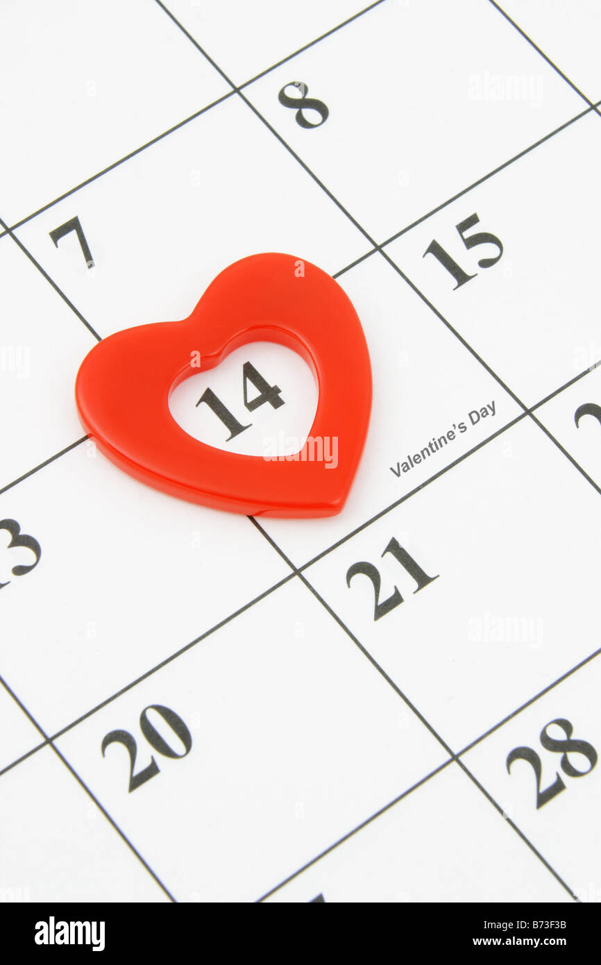 Forma di cuore marcatore sulla pagina del calendario mostra il 14 febbraio giorno di San Valentino Foto Stock