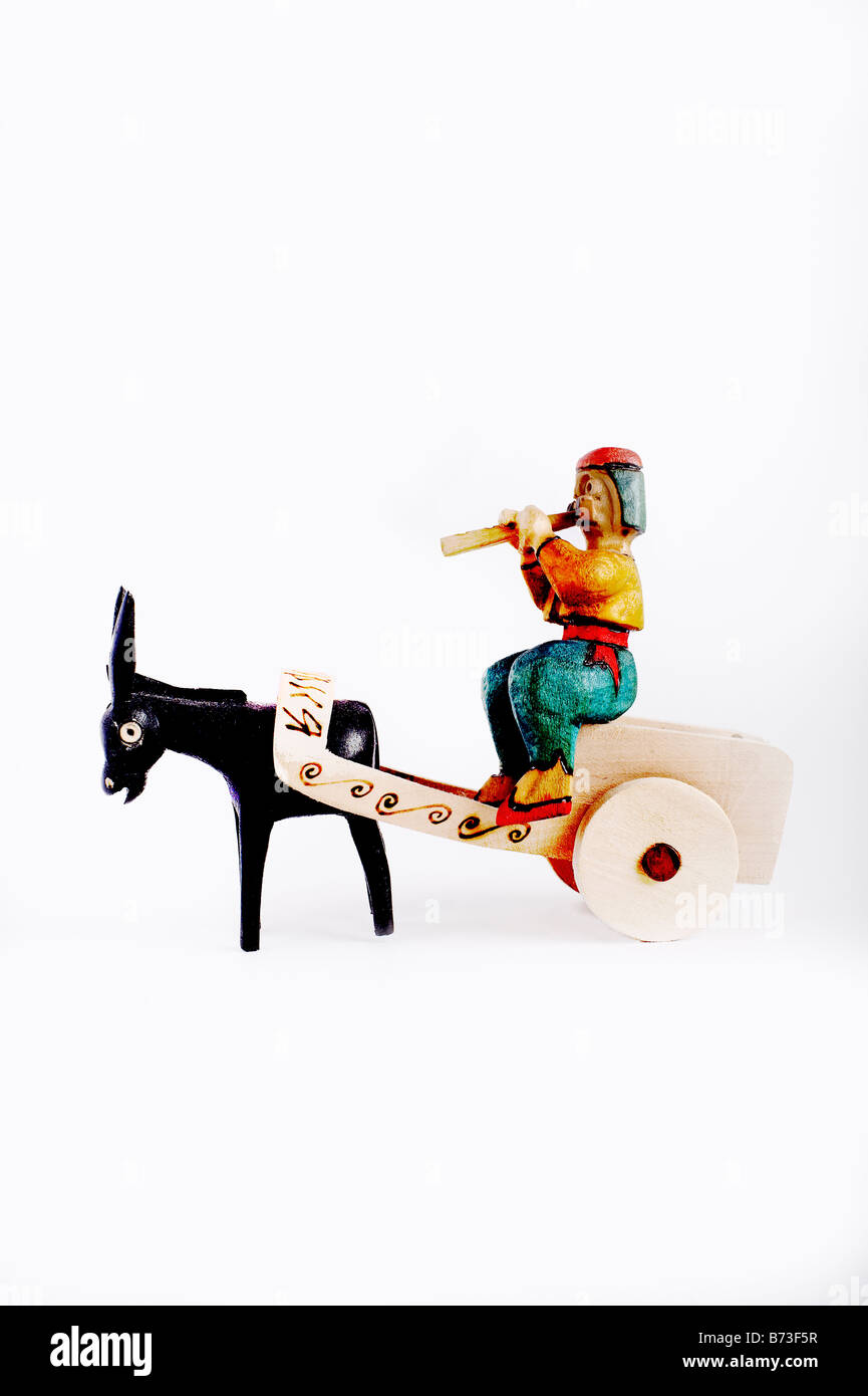 Il bulgaro in legno intagliato asino e carrello con il contadino scolpito la figura nel tradizionale costume etica Foto Stock