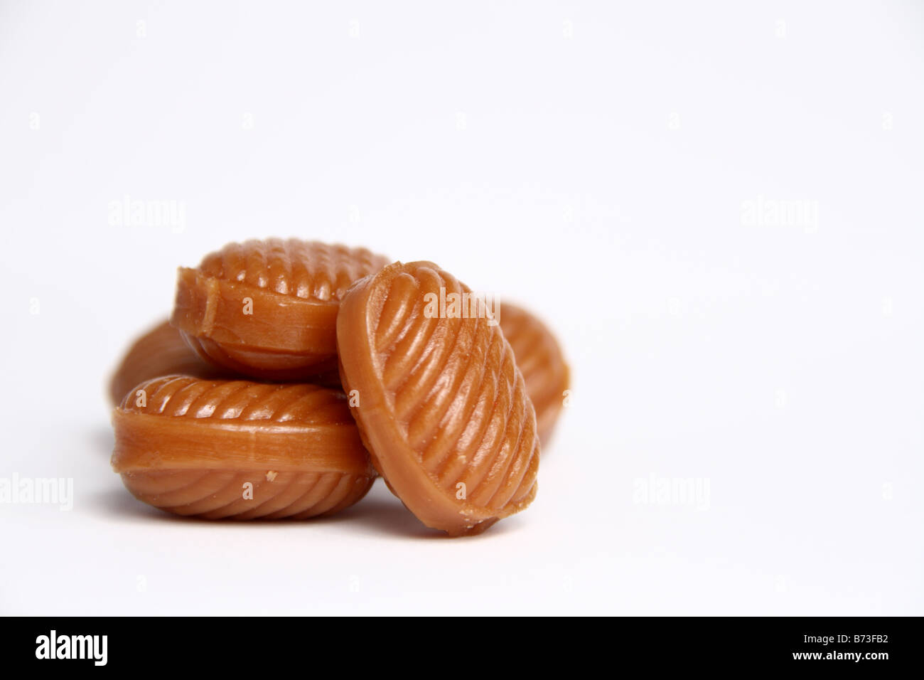 Un mucchio di caramelle toffee isolati su sfondo bianco Foto Stock