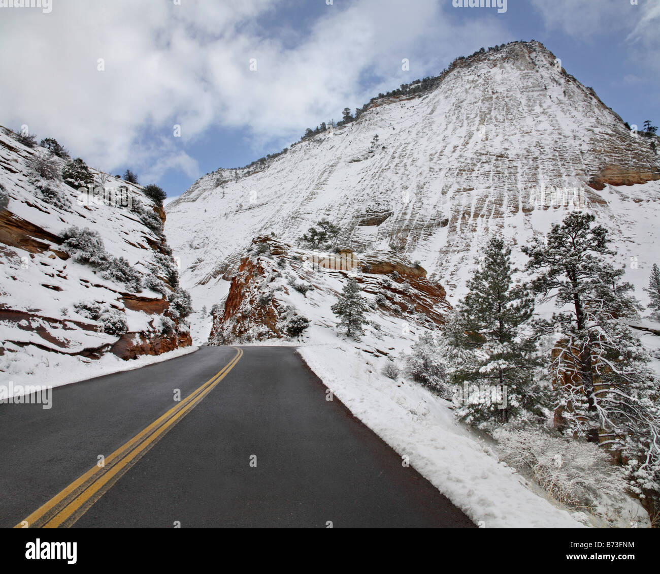 In inverno la neve sulle montagne intorno alla strada principale che attraversa il Parco Nazionale Zion, Utah, Stati Uniti d'America Foto Stock