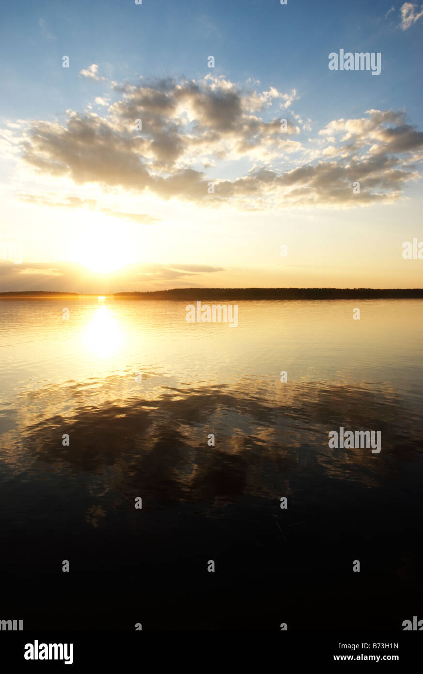 Bel tramonto dal lago calmo, Asikkala, Finlandia Foto Stock