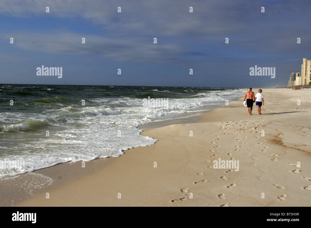 Giovane camminando mano nella mano sulla spiaggia di sabbia bianca perdido key pensacola florida con verde blu golfo del Messico acqua blu del cielo Foto Stock