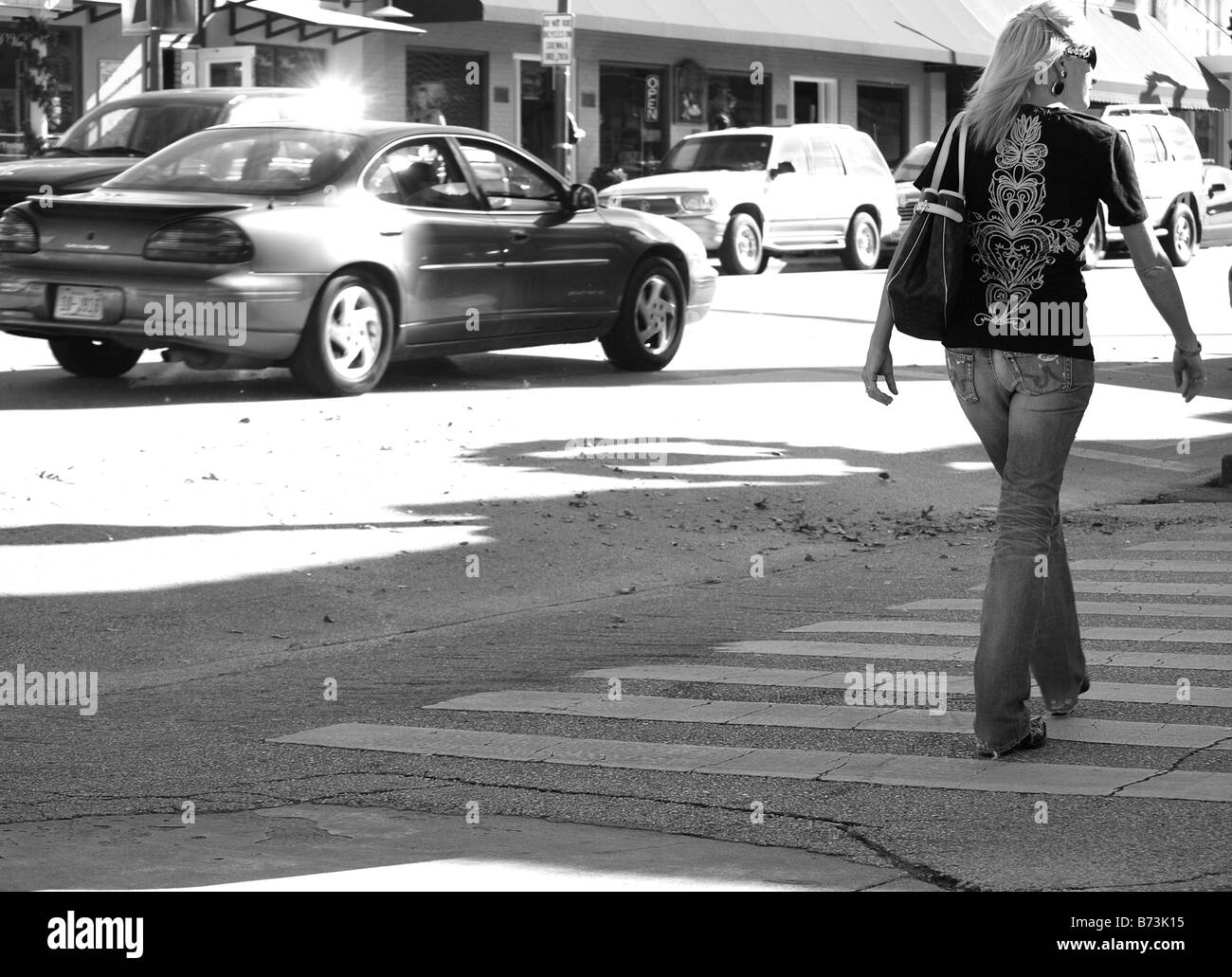 La donna a piedi in strada Foto Stock