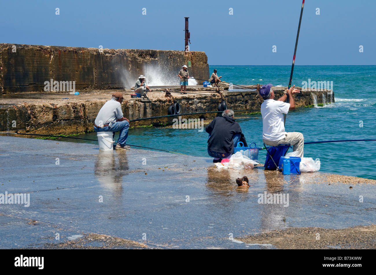 Pescatori di catturare il pesce in mare BAIA,Cesarea Parco Nazionale,Israele Foto Stock