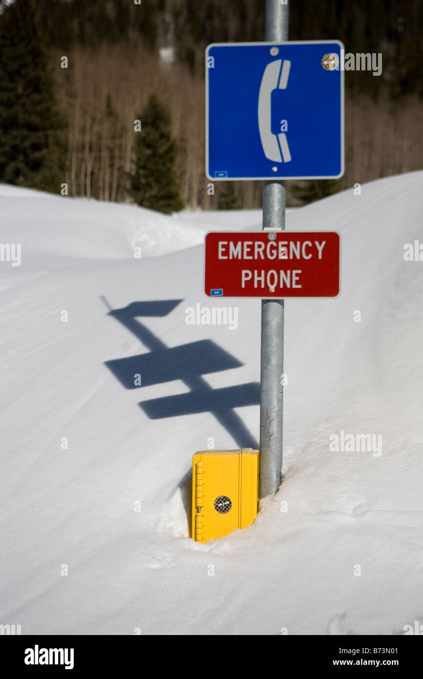 Telefono di emergenza sepolto nella neve Foto Stock