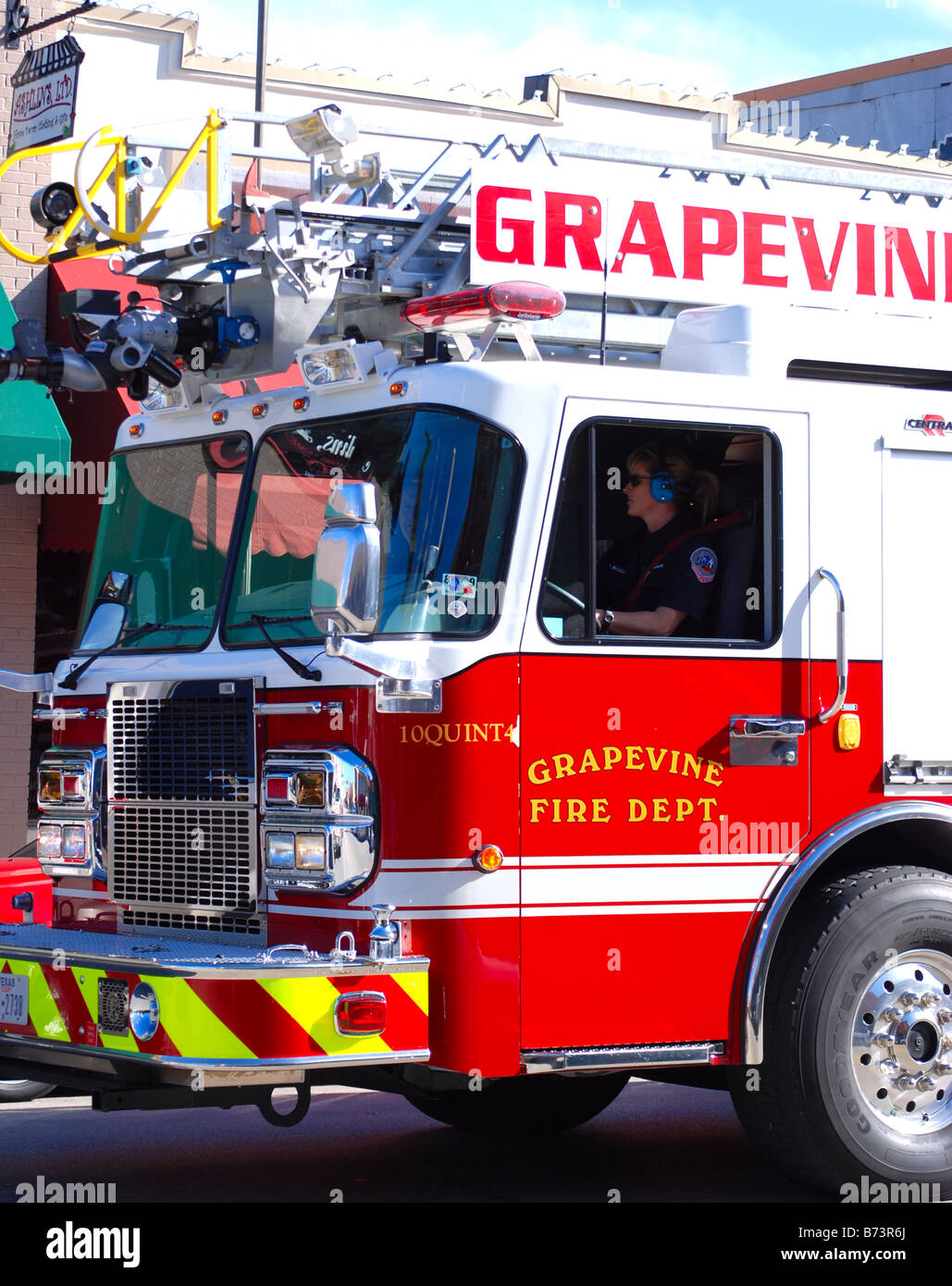 Camion dei pompieri nel traffico Foto Stock