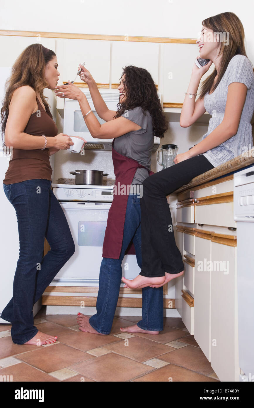 Multi-generazionale donne in cucina Foto Stock