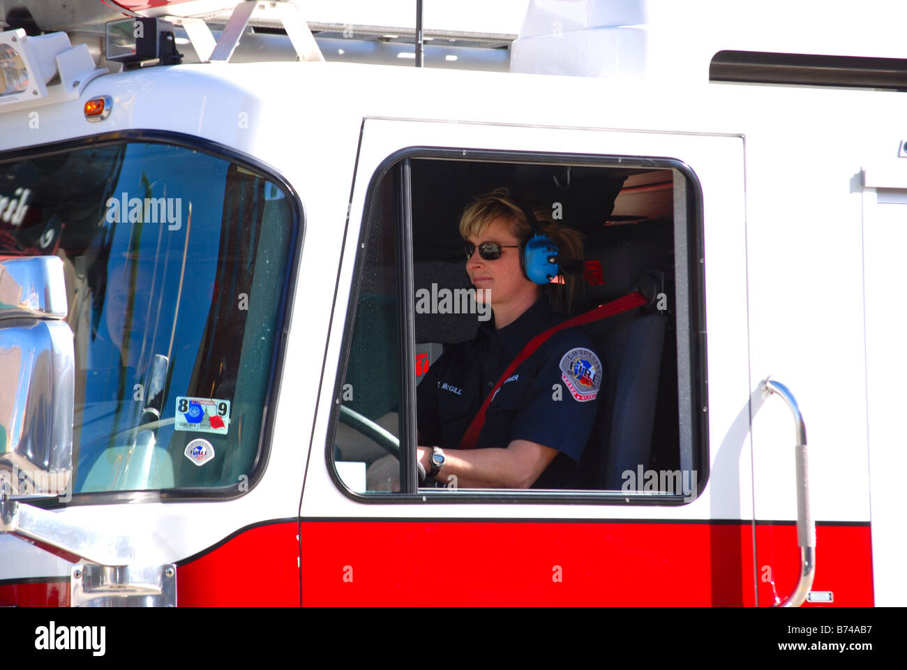 Donna alla guida di un camion dei pompieri Foto Stock