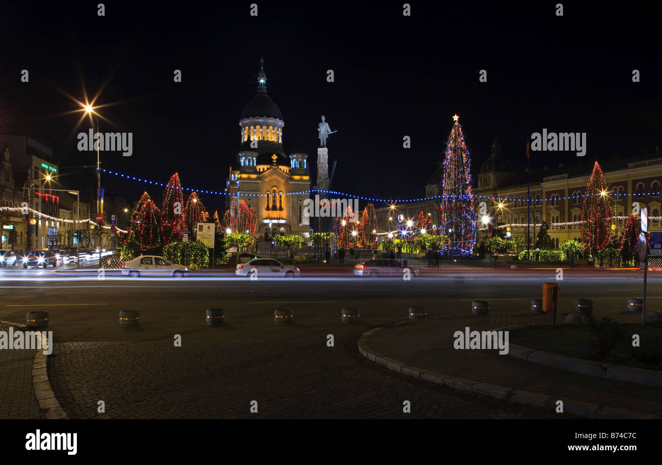 Vista notturna di Avram Iancu posto con il rumeno cattedrale ortodossa e la statua di Avram Iancu in Cluj Napoca, Romania Foto Stock