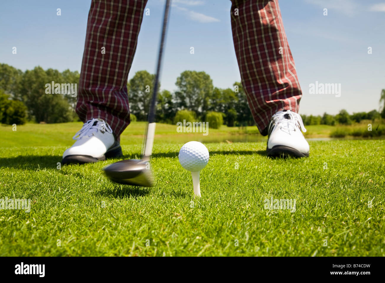 Il golfer concentrandosi sul diciottesimo foro Foto Stock