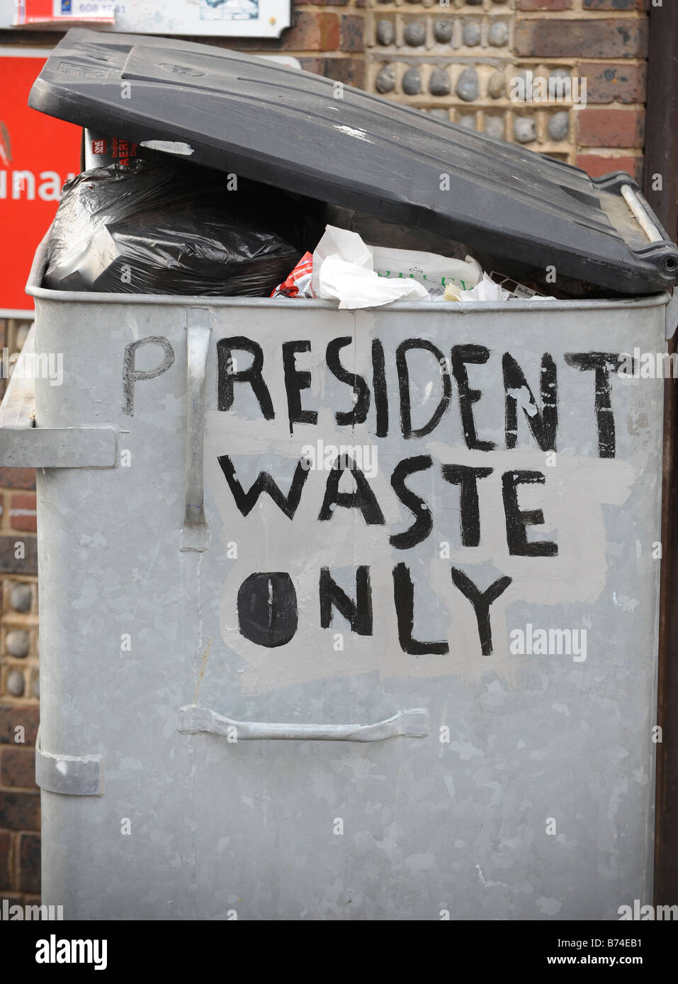 Un residenti' bidone dei rifiuti con una "p" aggiunta a leggere "presidente soltanto rifiuti' sul lato. Foto da Jim Holden. Foto Stock