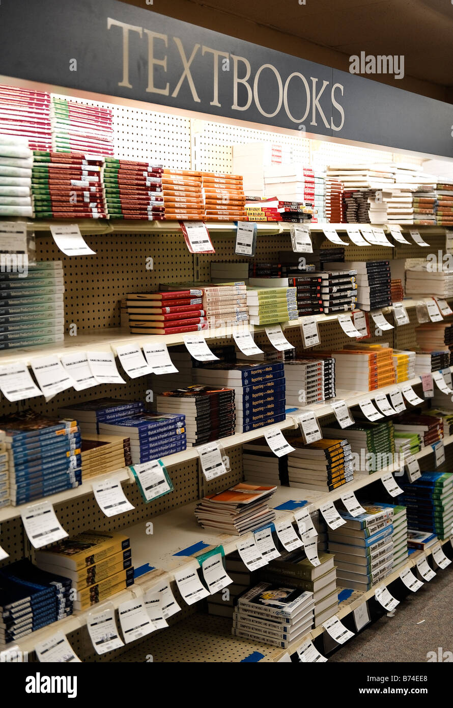 Collegio dei libri di testo per la vendita in una scuola bookstore Foto Stock