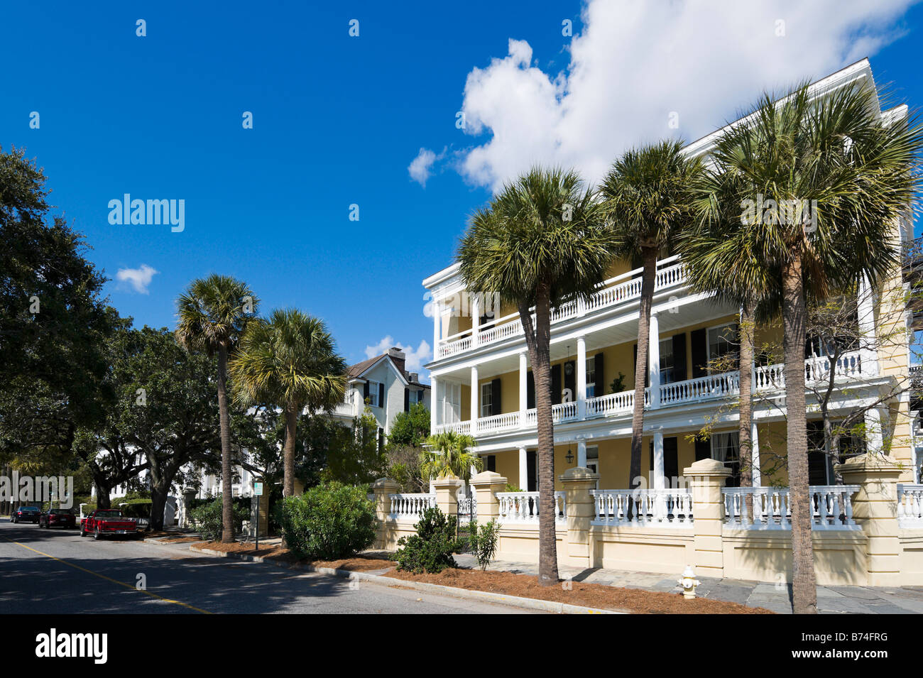 Lungomare storico palazzo in angolo di Sud Est e strade della batteria, Charleston, Carolina del Sud, STATI UNITI D'AMERICA Foto Stock
