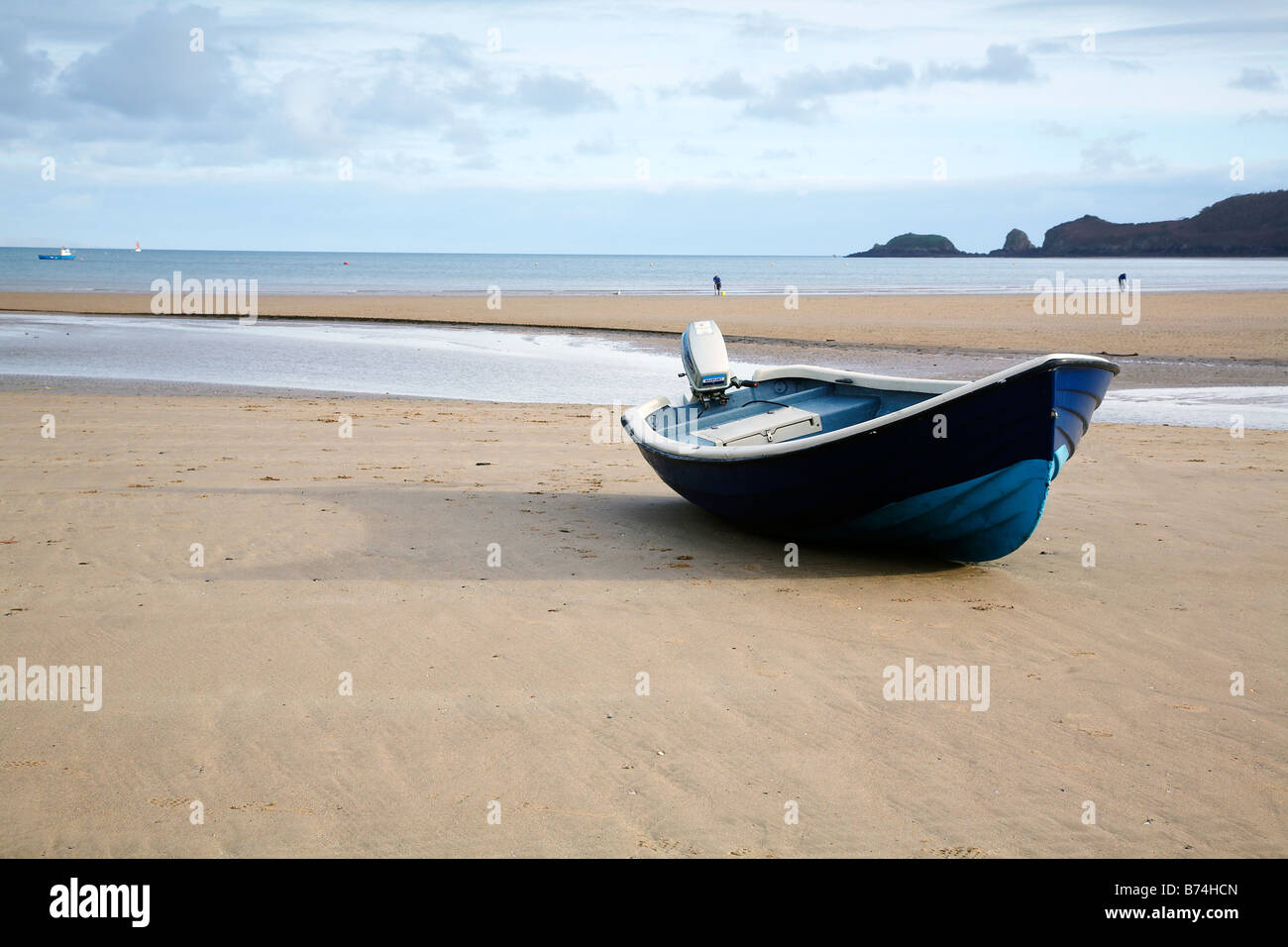 Piccola barca spiaggiata a Saundersfoot in Galles del Sud, Regno Unito Foto Stock