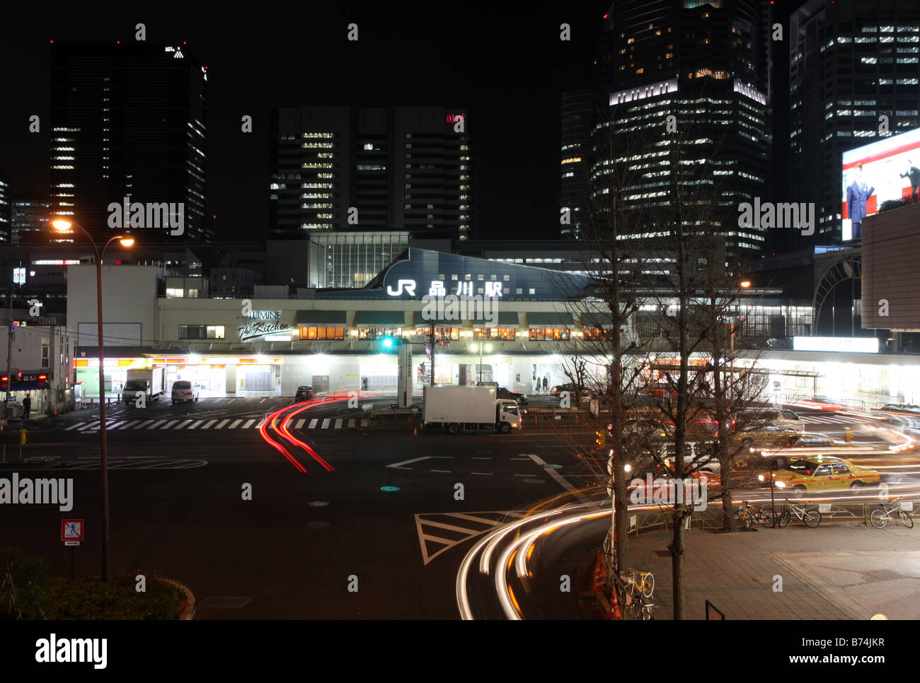 Distretto di Shinagawa nella città di Tokyo di notte con il JR Shinagawa stazione ferroviaria Foto Stock