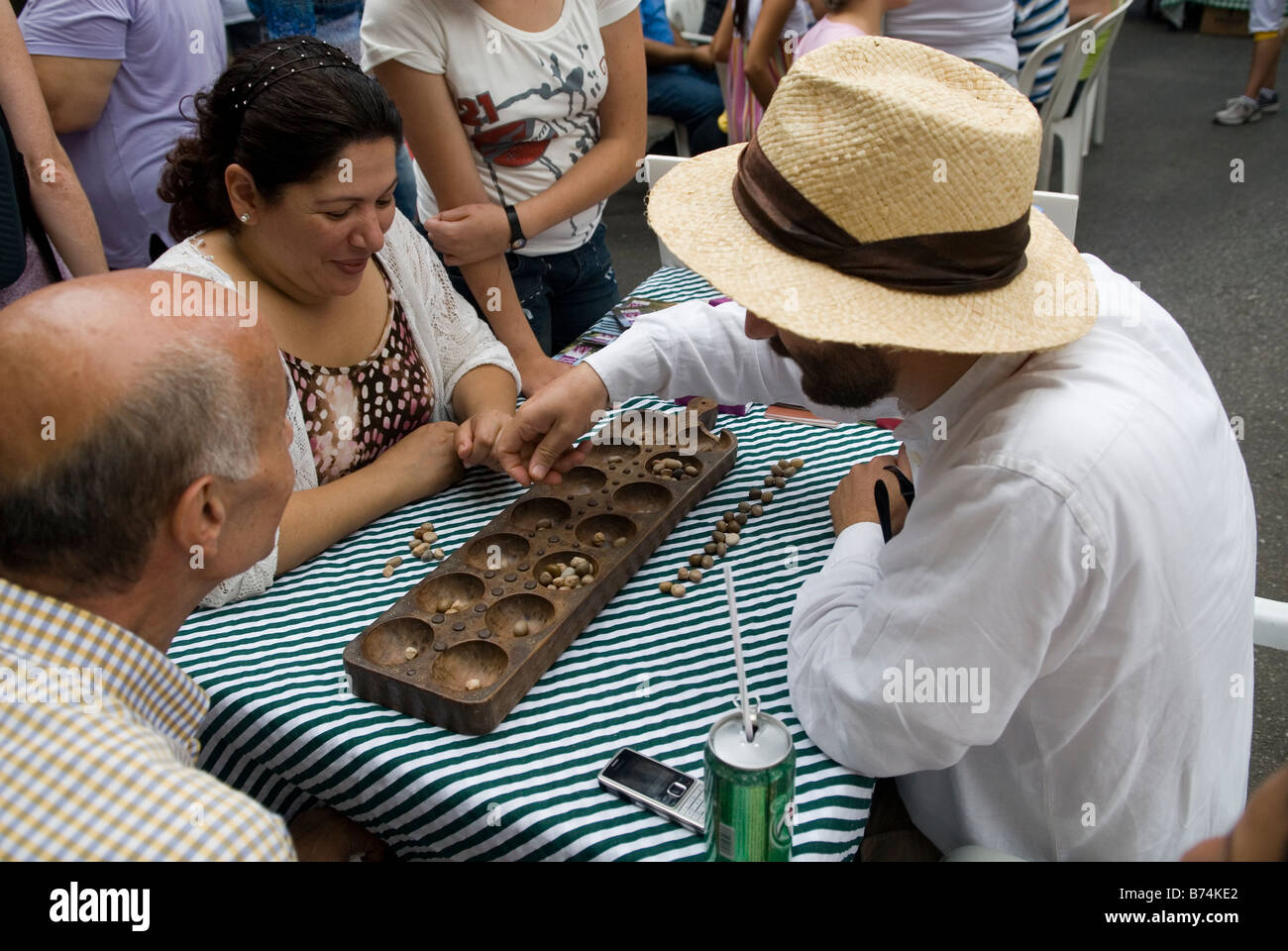 Le persone che giocano scolpiti Mancala board game Libano Medio Oriente Foto Stock