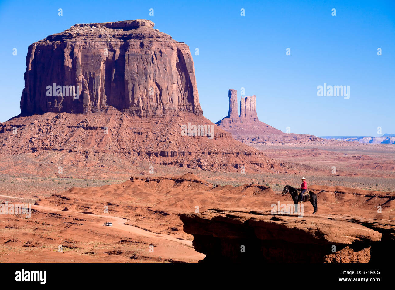 Uomo a cavallo sul bordo della scogliera di John Ford punto nel parco tribale Navajo Monument Valley, Arizona, Stati Uniti d'America Foto Stock
