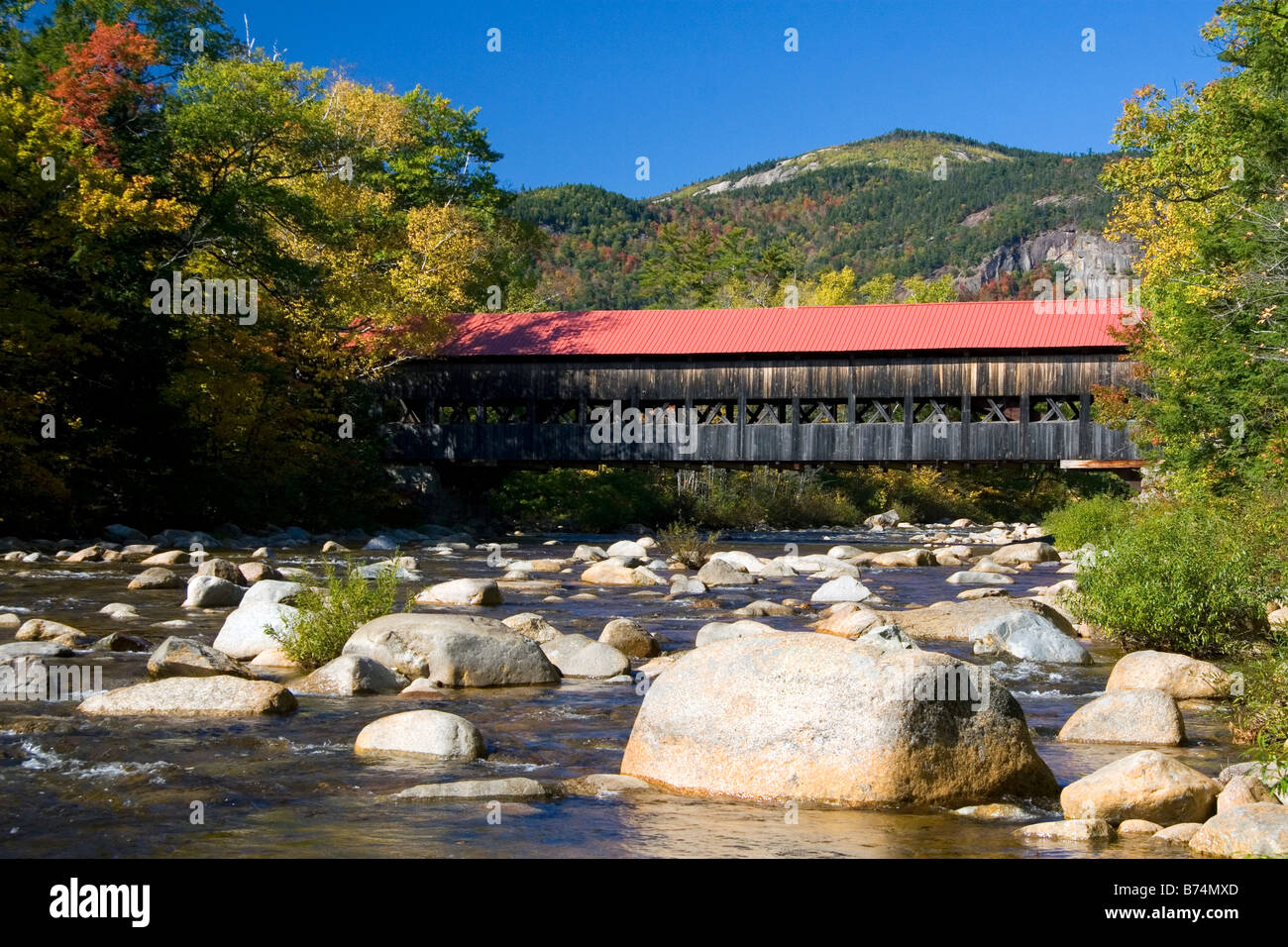 Oggetto ponte che attraversa il fiume Swift nel White Mountain National Forest in Albany New Hampshire USA Foto Stock
