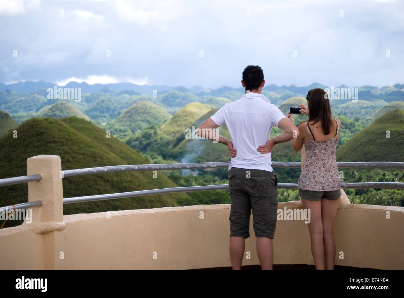 Giovane a Lookout, il Chocolate Hills geologico nazionale monumento, Carmen, Bohol, Visayas, Filippine Foto Stock