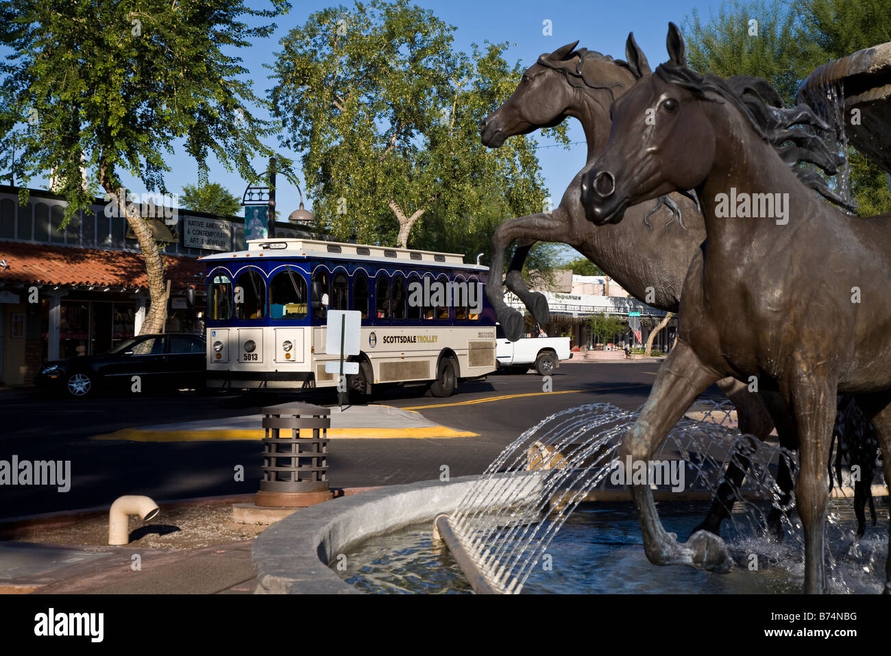 Scottsdale filobus e fontana del cavallo nella Città Vecchia, Quinta Avenue negozi con il suo vecchio West memorizza Scottsdale Arizona USA Foto Stock