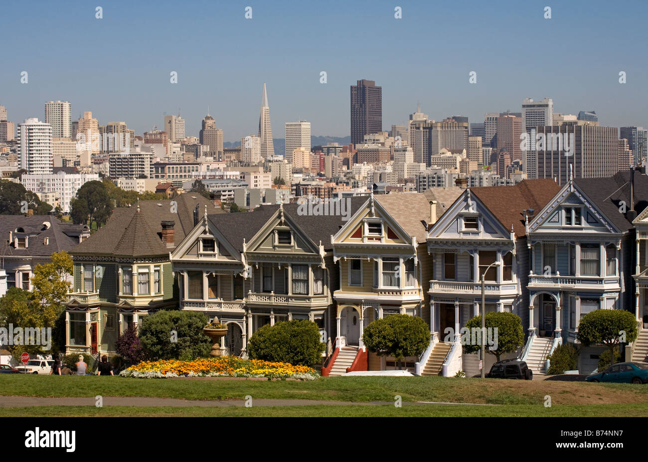 Fila di case vittoriane a 712-720 Steiner Street, San Francisco, California, Stati Uniti d'America Foto Stock