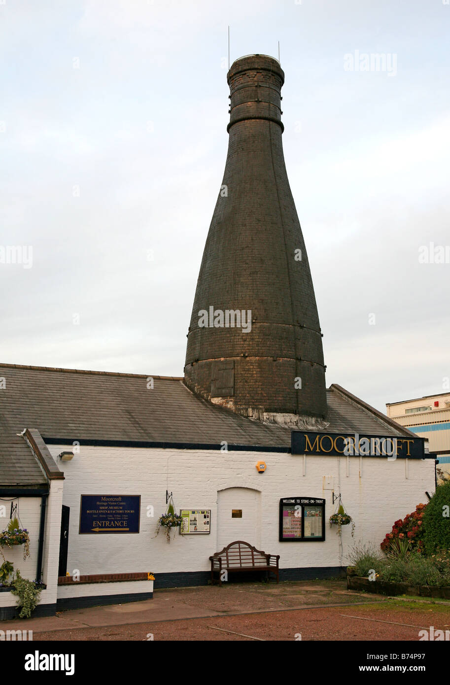 Una bottiglia di forno o forno a Moorcroft Pottery, Burslem, Stoke-on-Trent Staffs Foto Stock