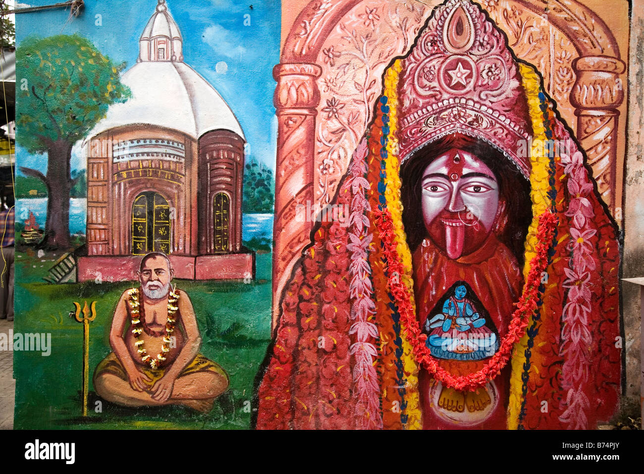 Un immagine del sangue tongued dea Indù Kali è dipinta su un muro esterno in Kolkata, India. Foto Stock