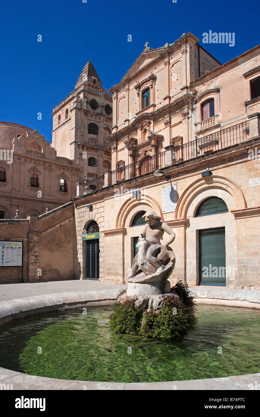 Piazzetta del 3 ottobre 1920, San Francesco e la chiesa di più sacro Salvatore, Noto, Sicilia Foto Stock