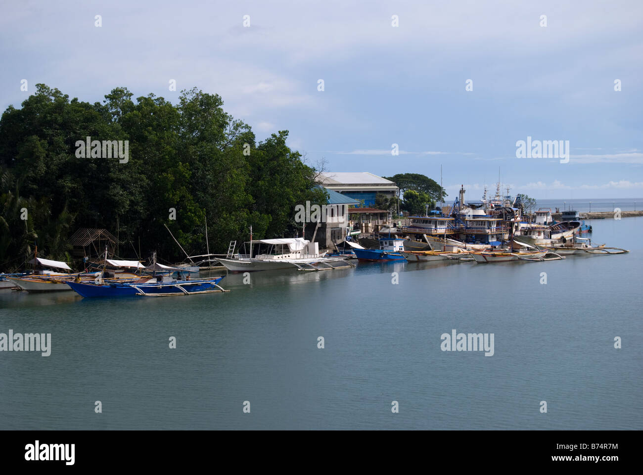 Piccolo porto con le barche dei pescatori, Loboc River estuary, Loboc, Bohol, Visayas, Filippine Foto Stock