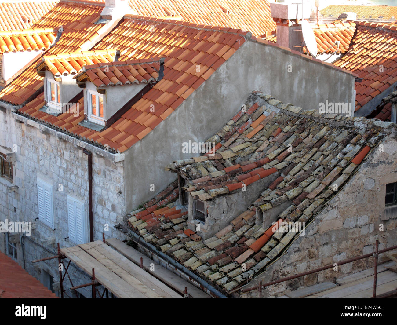Una vista sui tetti del centro storico di Dubrovnik in Croazia sulla costa adriatica in Europa Orientale. Foto Stock