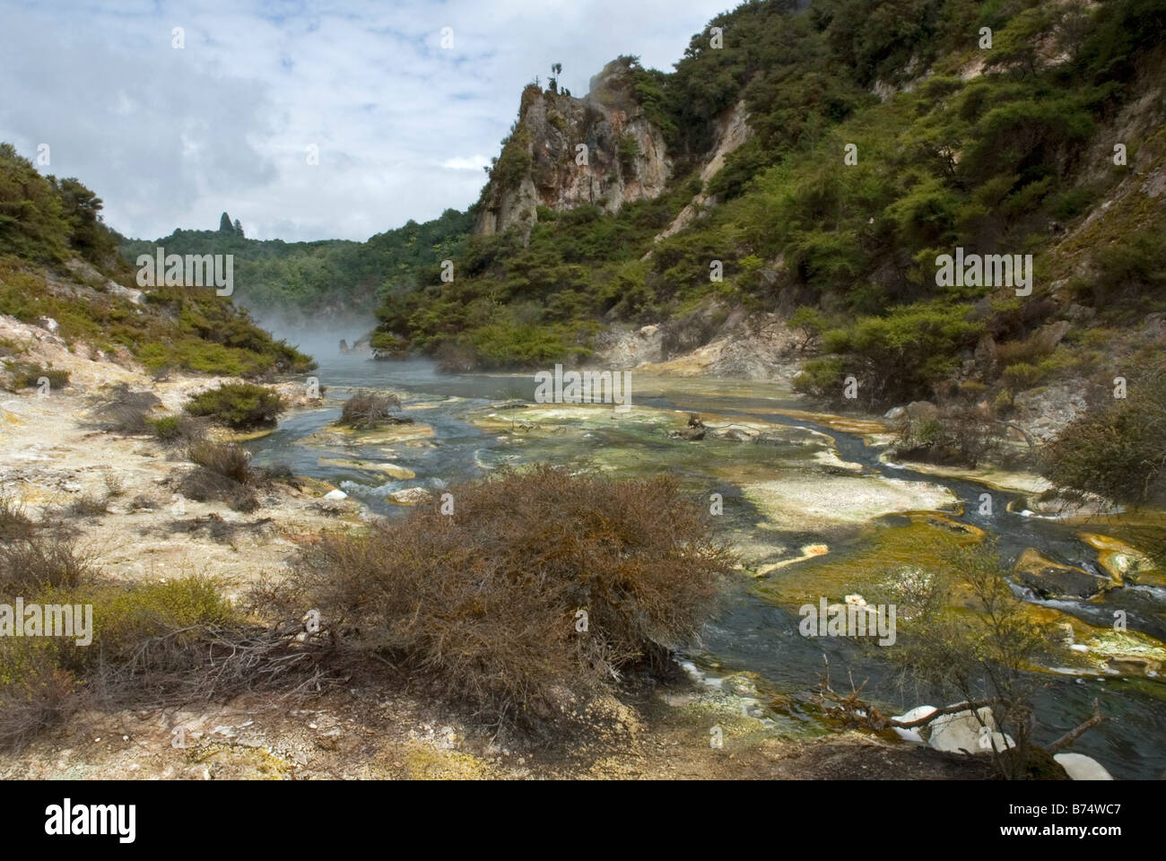 Cathedral Rocks e Waimangu Geyser nella Valle Vulcanica di Waimangu vicino a Rotorua, Nuova Zelanda Foto Stock