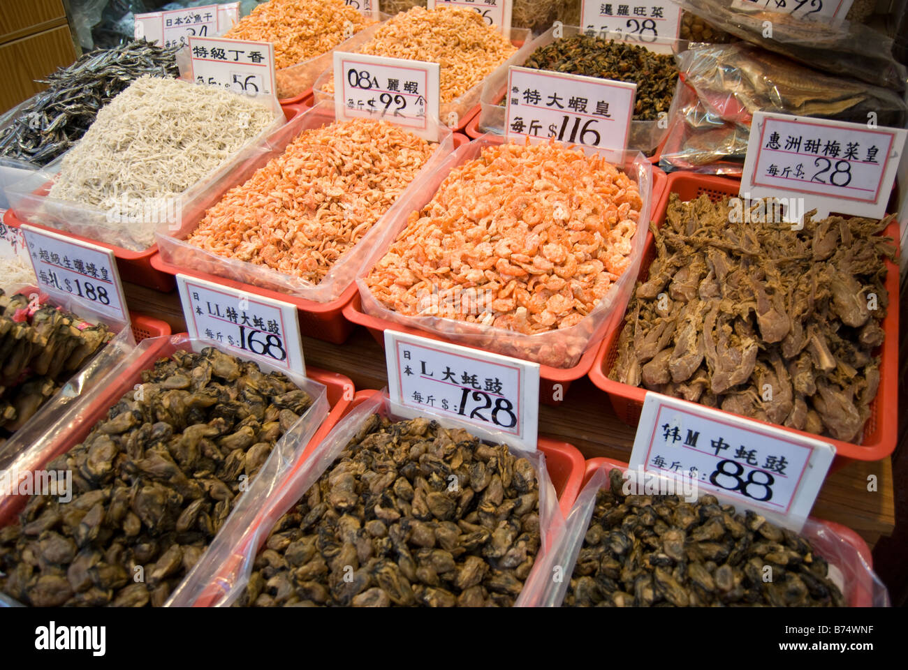 Pesce essiccato display, Des Voeux Road West, Sai Ying Pun, Victoria Harbour, Isola di Hong Kong, Hong Kong, Cina Foto Stock