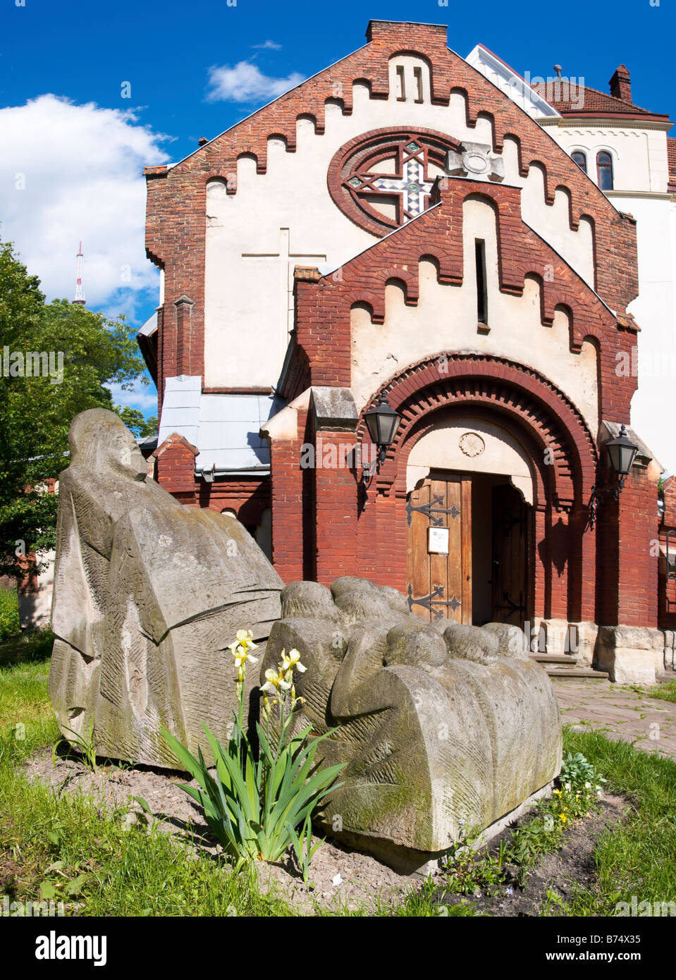 San Giovanni Battista e il gruppo scultoreo vicino alla Basilica di San Giovanni Battista chiesa nella città di Lviv, Ucraina. Tre colpi di immagine di cucitura. Foto Stock