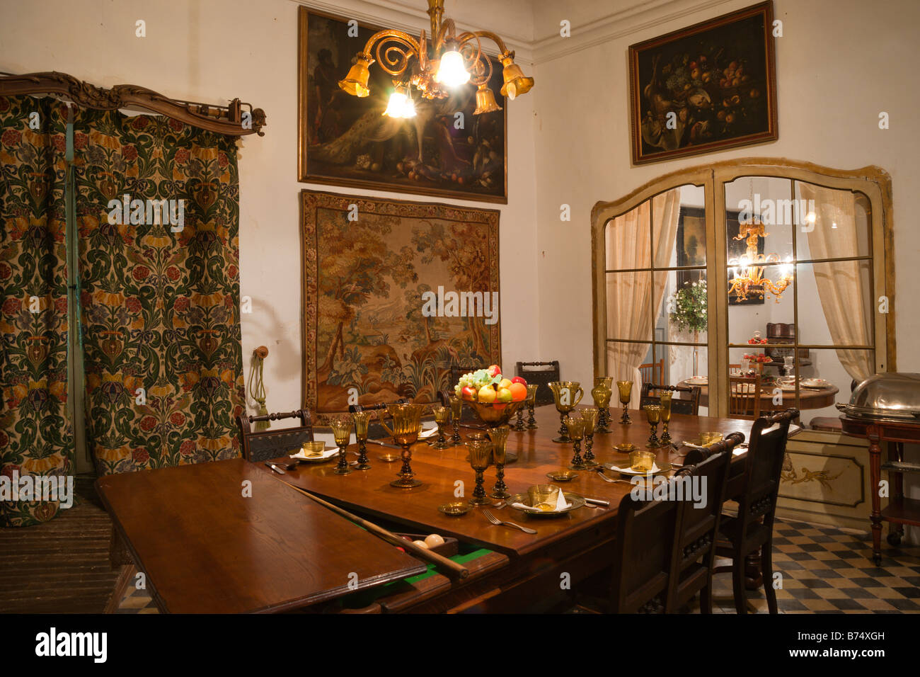 Mallorca Sa Granja country house tipico storico di mallorquin interno con tavolo da pranzo si converte al tavolo da biliardo Foto Stock